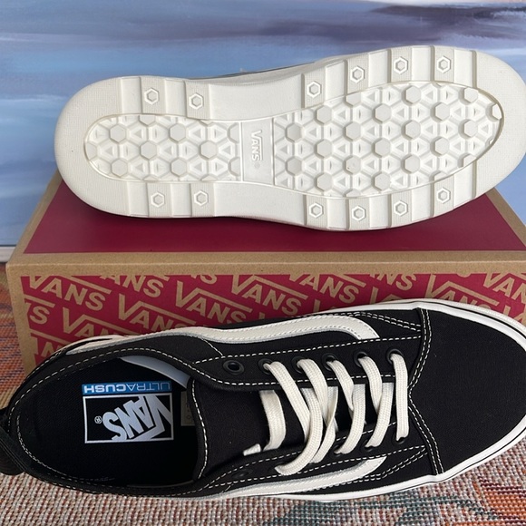 Vans WMNS Sentry Old Skool (Canvas) Black/Marshmallow
VN0A5KR3VQE
Sneakers - Picture 4 of 16